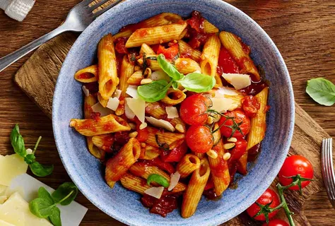 Penne arrabiata com molho de tomate e malagueta