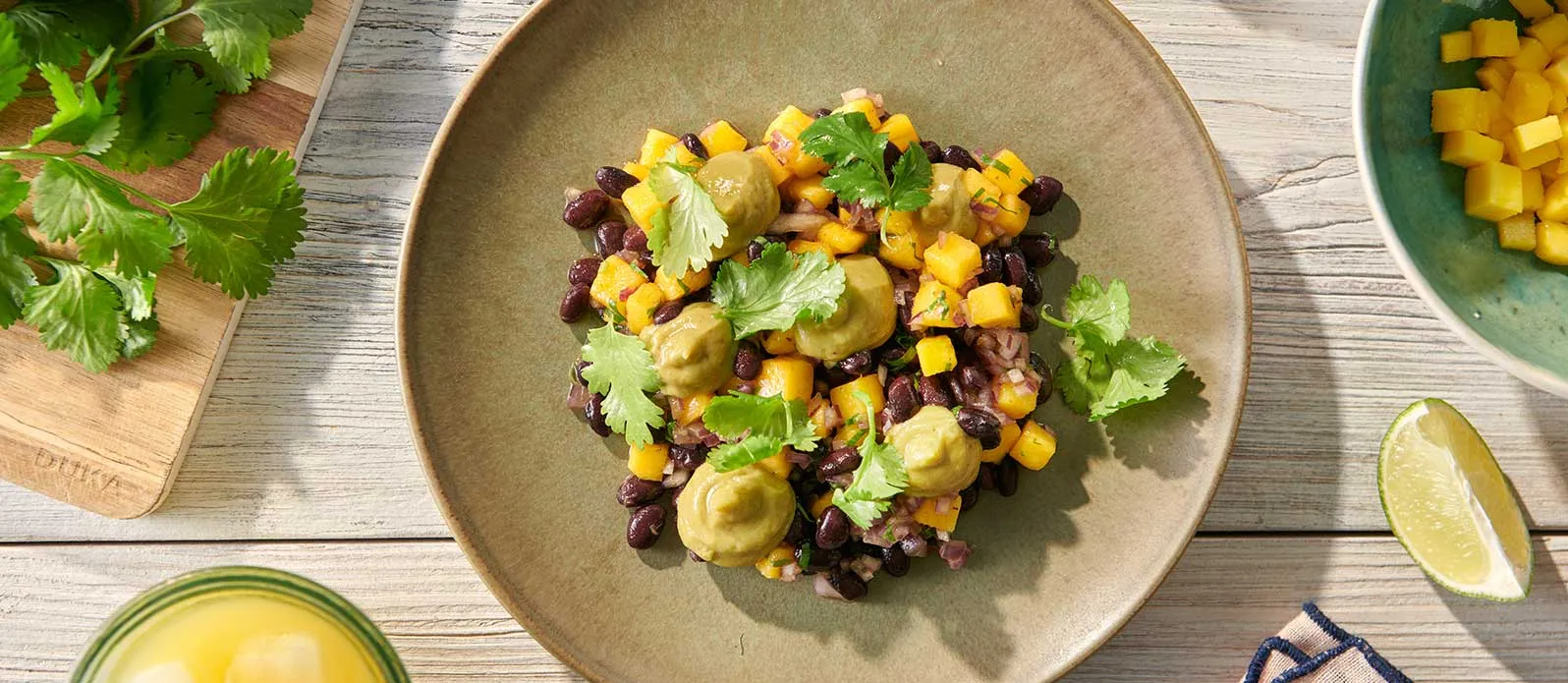 Salada com manga, feijão preto e mousse de abacate