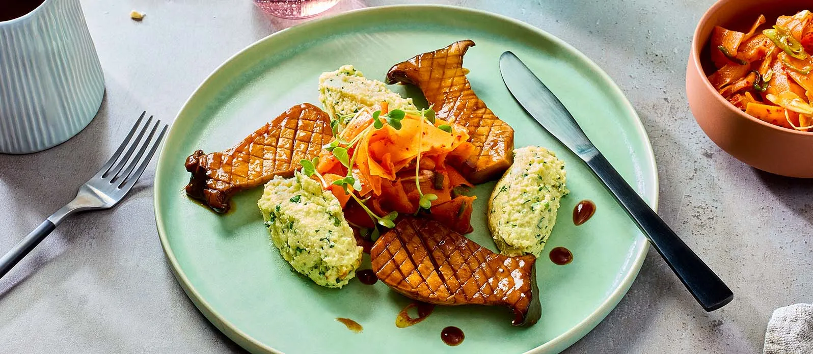 Cogumelos ostra estufados com kimchi de cenoura