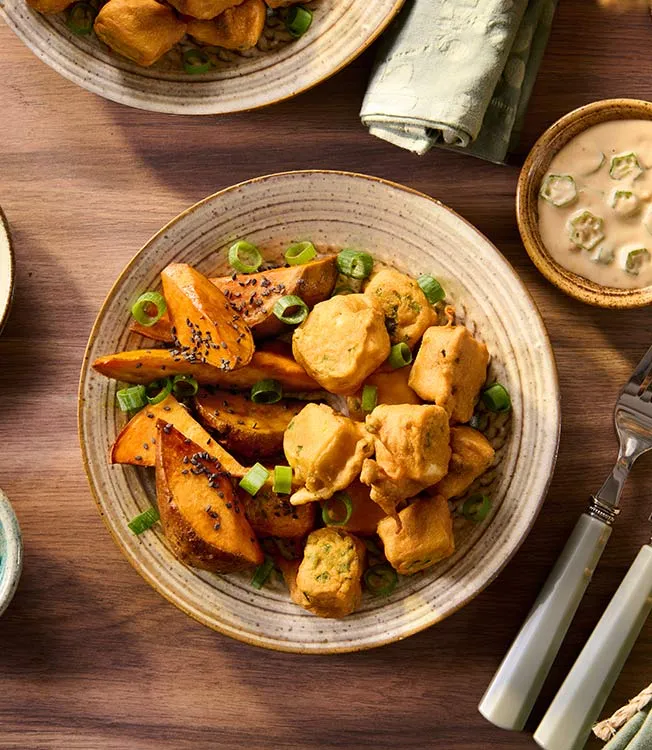 Tofu com crosta de jalapeño com molho de coco e amendoim e quiabo