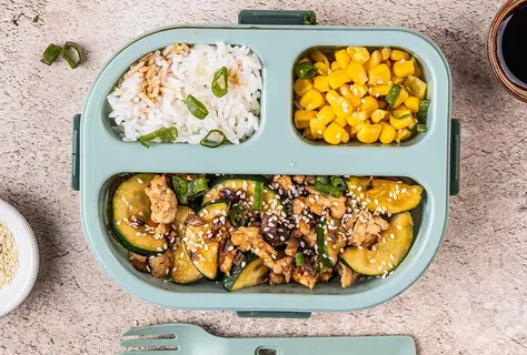 Bowl de arroz de peru e curgete