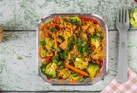 Arroz frito com ovo, frango e legumes