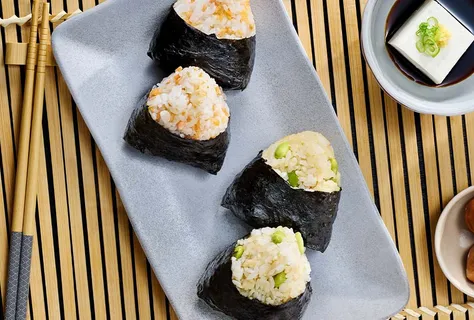 Onigiri de salmão com recheio de abacate