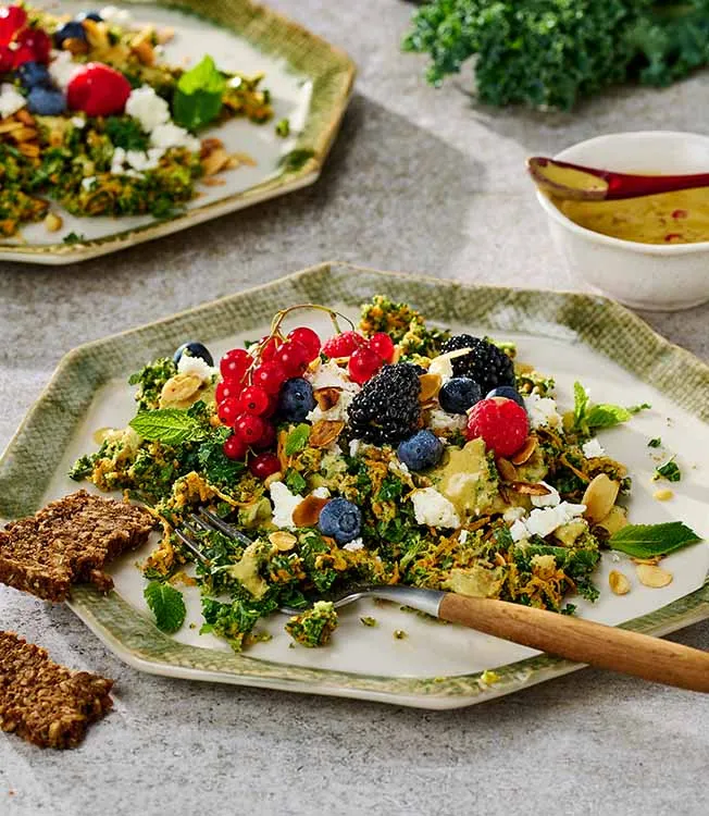 Salada de brócolos com couve kale e queijo feta