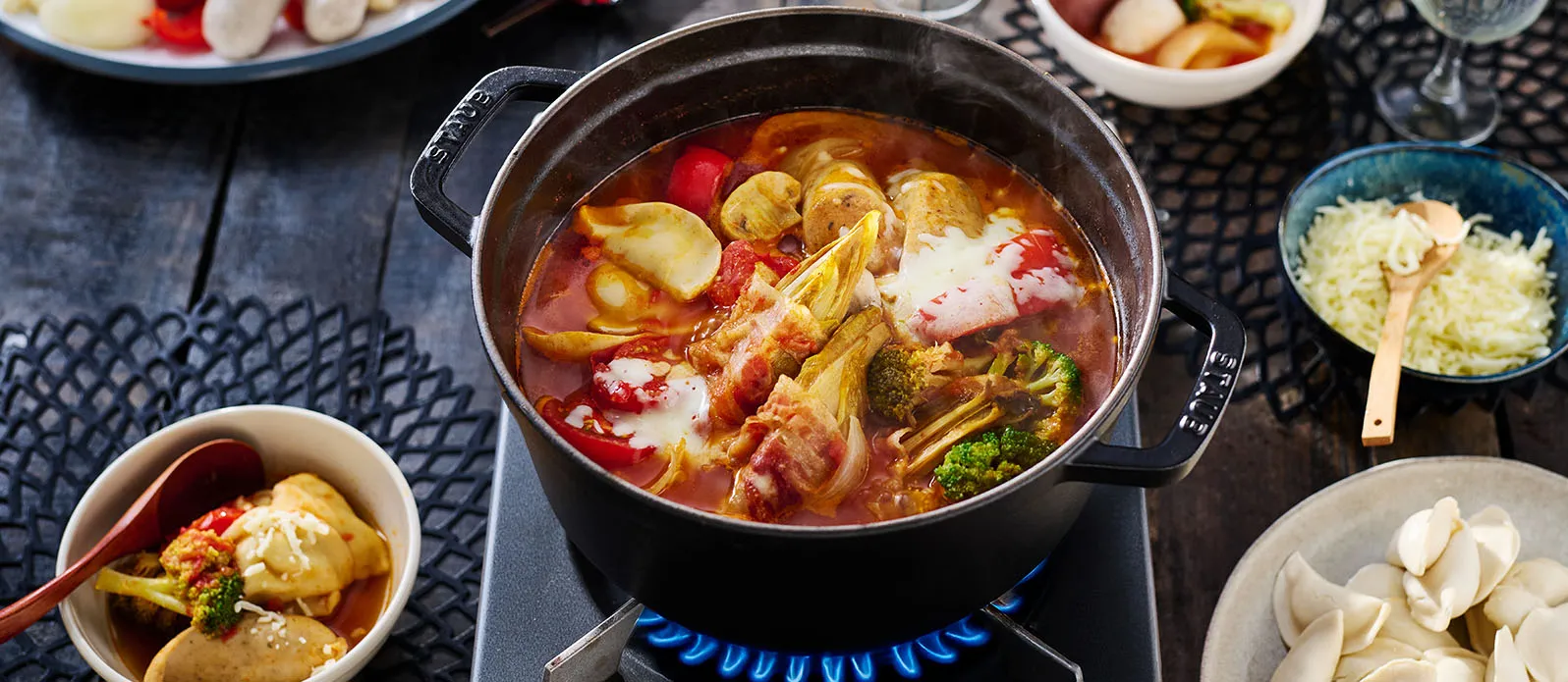 Hot pot picante de tomate e kimchi