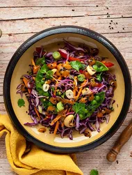 Salada de couve roxa com cajus e ervilhas
