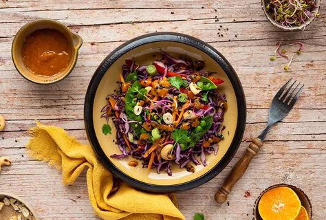 Salada de couve roxa com cajus e ervilhas