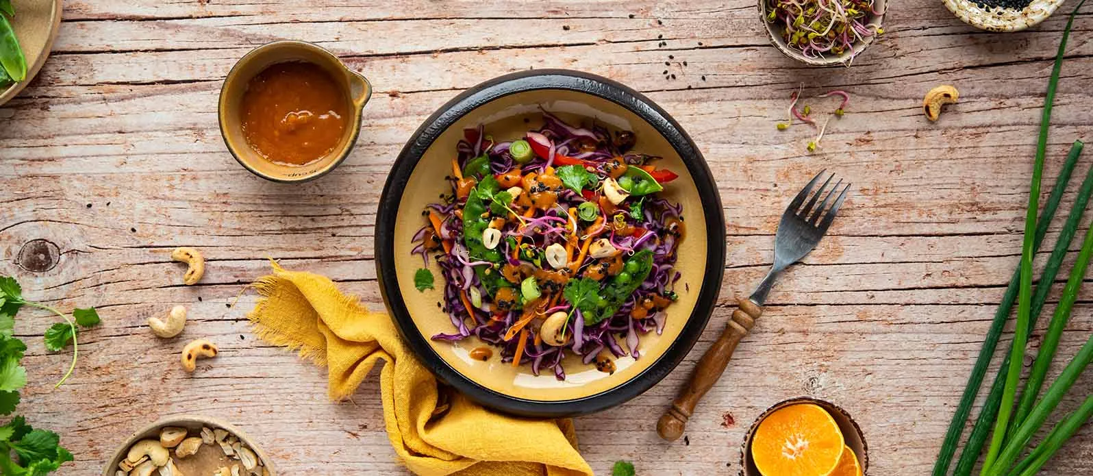 Salada de couve roxa com cajus e ervilhas