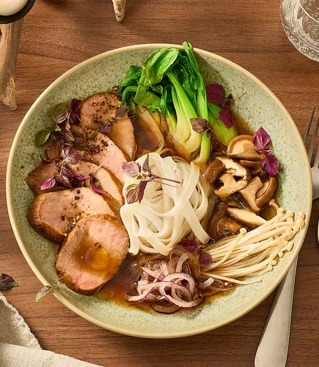 Caldo de noodles de javali teriyaki