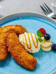 Bananas crocantes com gelado de baunilha e molho de chocolate ou caramelo