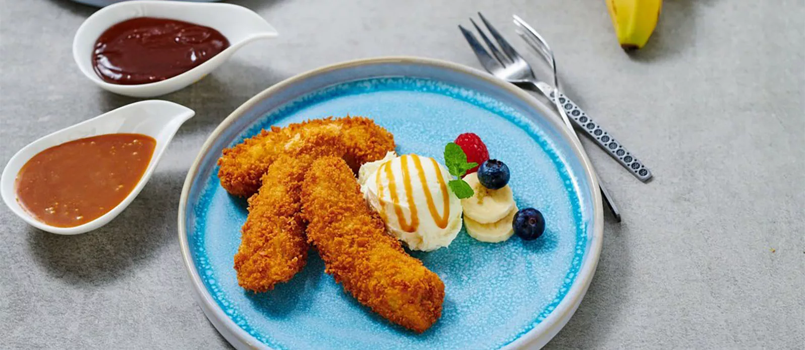 Bananas crocantes com gelado de baunilha e molho de chocolate ou caramelo
