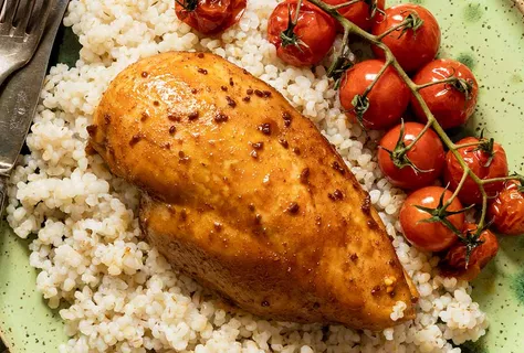 Peito de frango teriyaki e paprica assado com tomates cherry
