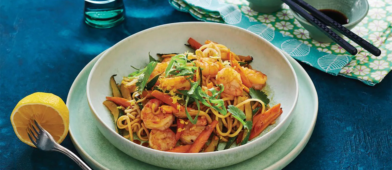 Camarão e vegetais salteados com massa de arroz