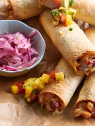 Taquitos crocantes de feijão encarnado, milho doce e pimento