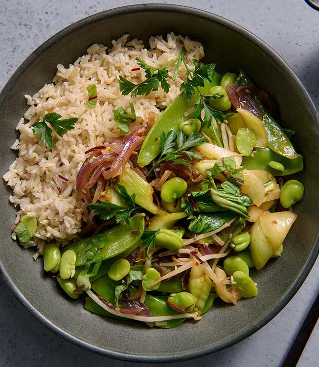 Arroz frito com favas e molho de soja