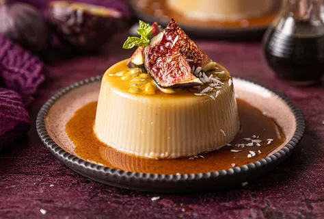 Panna cotta de coco com calda de soja e gengibre
