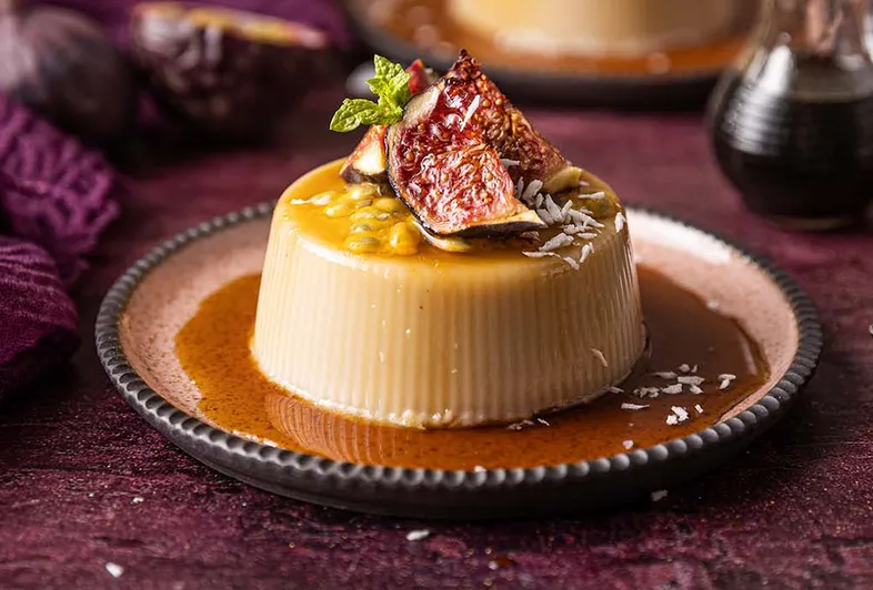 Panna cotta de coco com calda de soja e gengibre