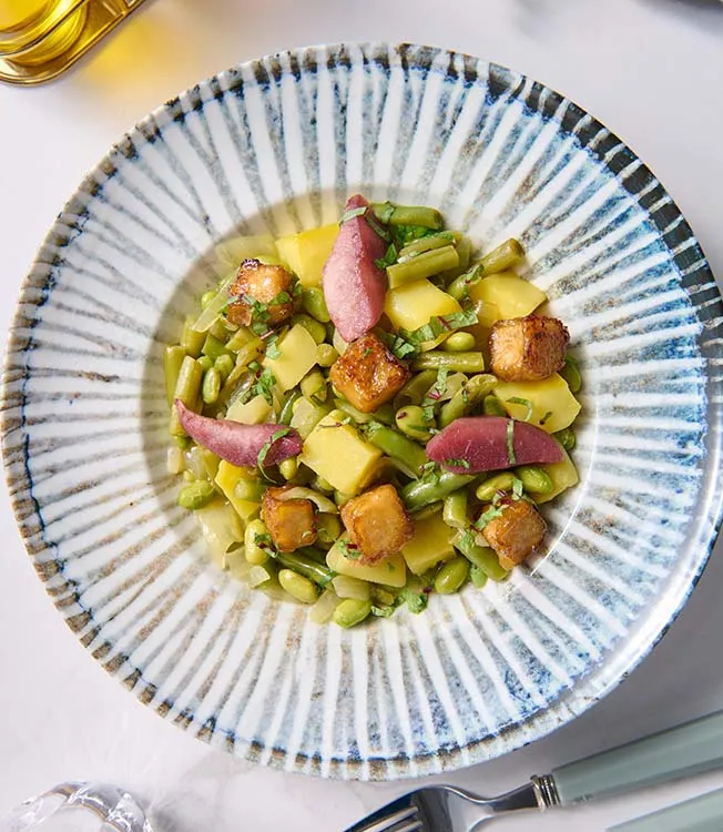 Salada de pera com vinho, feijão verde e tofu