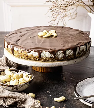 Cheesecake de caju vegan com molho de caramelo e chocolate