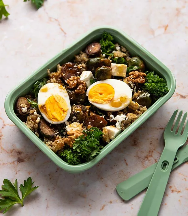 Salada de quinoa com couves-de-bruxelas caramelizadas