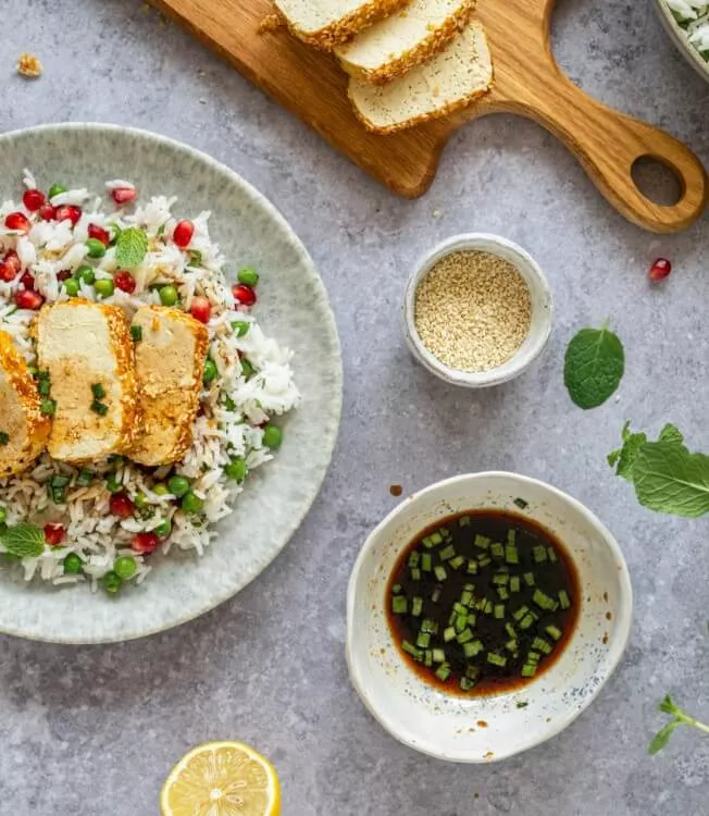 Katsu de tofu com sésamo sobre arroz com ervilhas