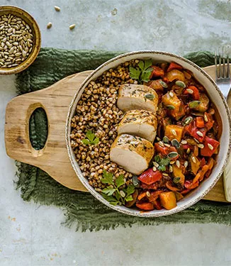 Taça saborosa de trigo-sarraceno com lombo de porco assado e molho de paprica picante