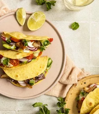 Tacos de peixe fáceis com legumes estaladiços