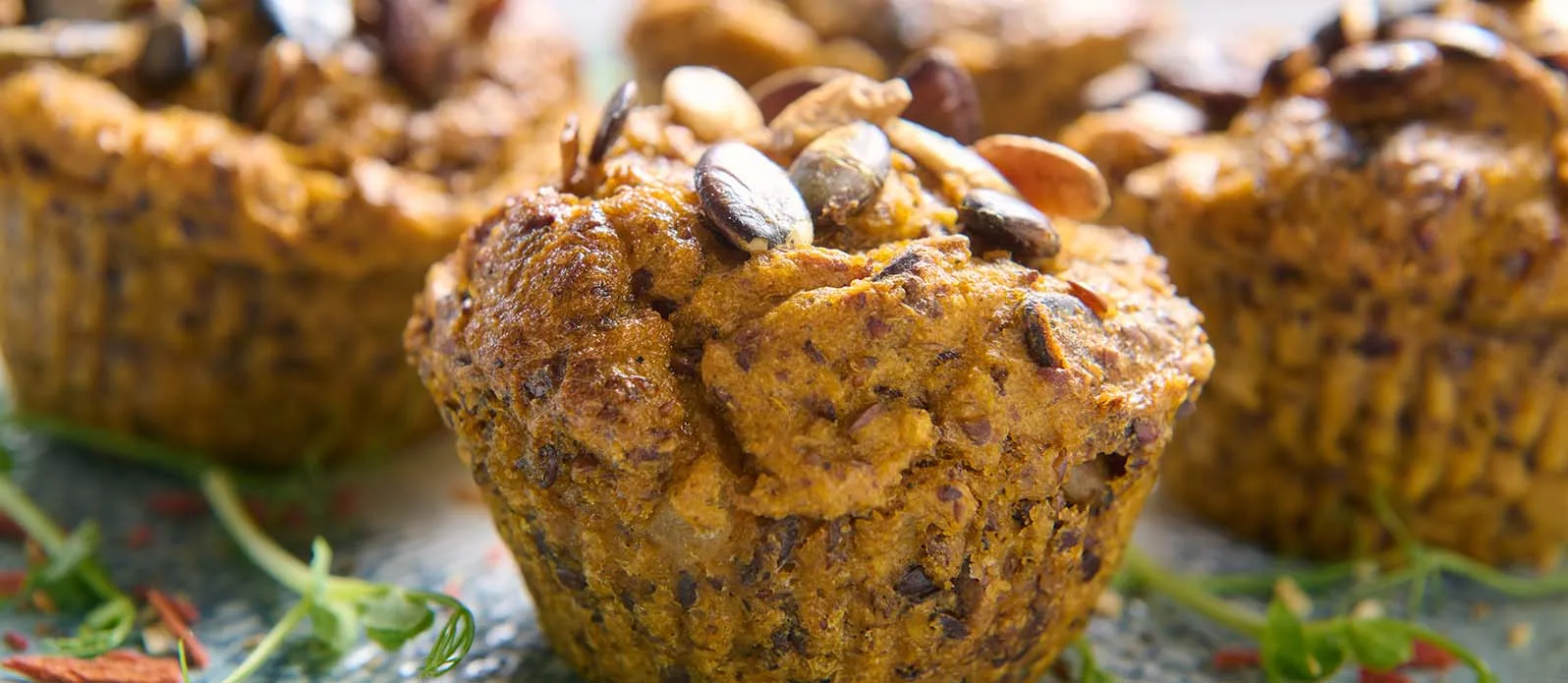 Muffins de batata doce com espinafres e azeitonas