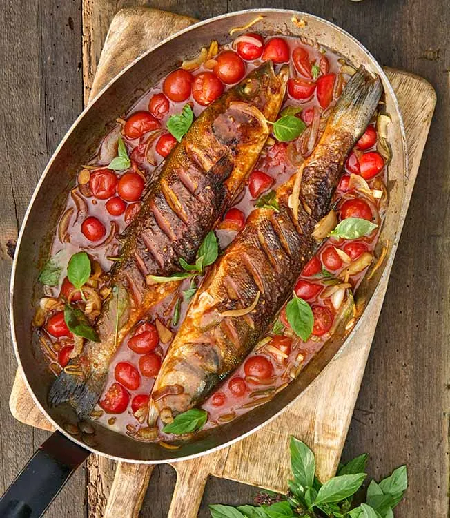 Robalo frito com gengibre e tomate