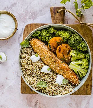 Taça de quinoa morna com salmão e alperces envolvidos em sésamo