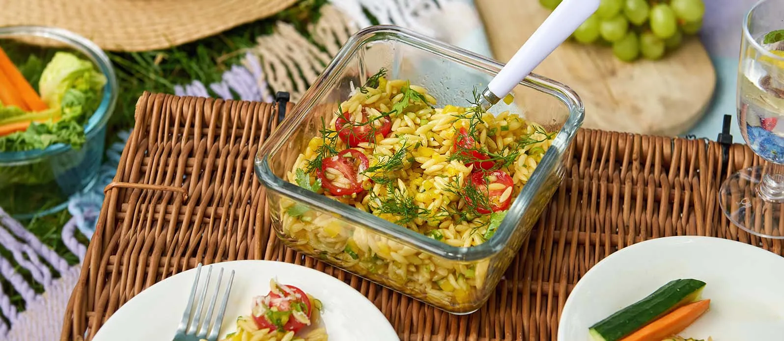 Salada de orzo com legumes de verão