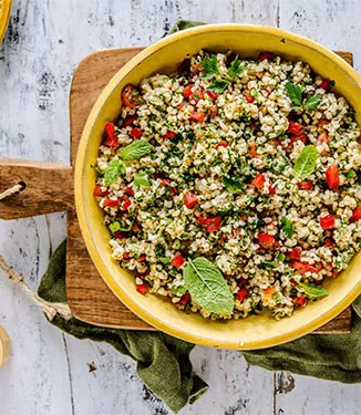 Salada de taboulé com ervas, tomate e pimentão