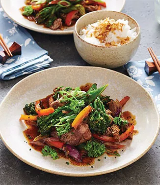 Salteado de tirinhas de bife com pimenta preta