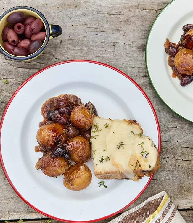 Guisado de batata e kalamata com queijo raclette