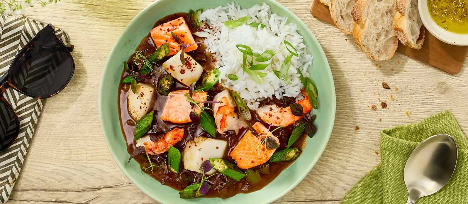 Gumbo de marisco teriyaki com quiabo e arroz