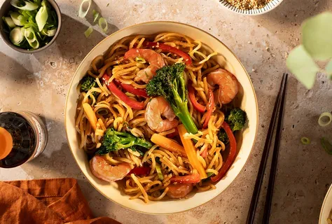 Soba salteado com gambas e vegetais