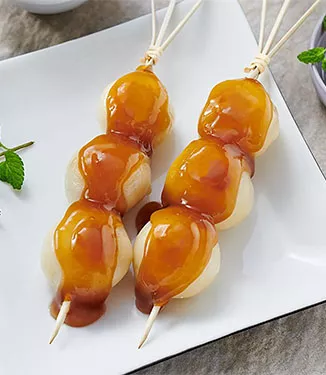 Mitarashi-dango (bolinhos de Mochi com cobertura de molho de soja doce)