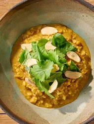 Arroz de couve-flor com caril de coco