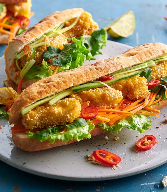 Sanduíche Bahn Mi de bacalhau crocante
