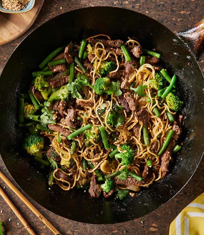 Noodles de carne de vaca e brócolos salteados