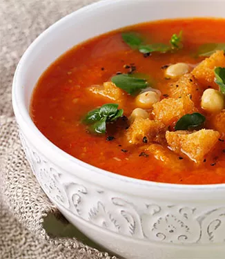 Sopa de tomate e pimenta com molho de soja fermentado naturalmente Kikkoman e lima