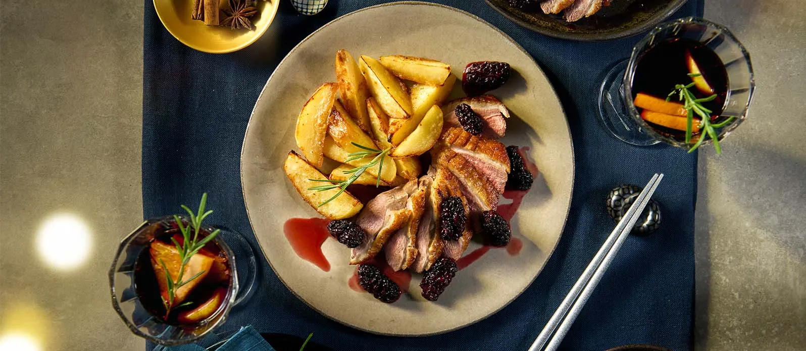 Peito de pato com molho de frutos vermelhos e batatas miso