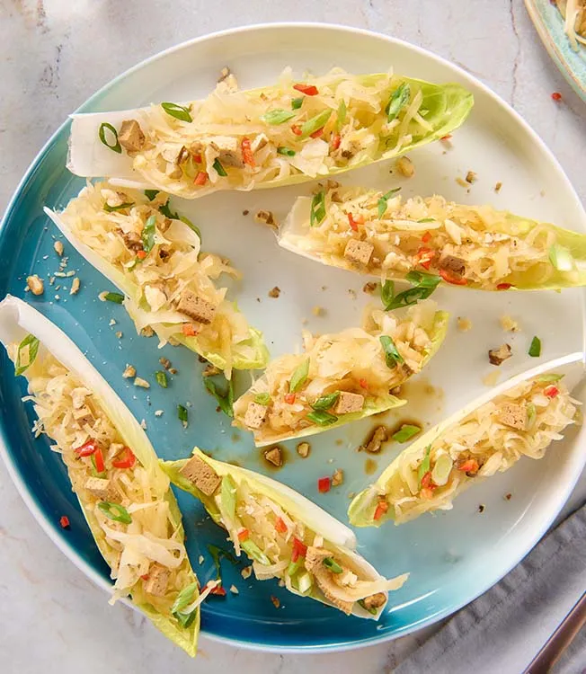 Barcos de endívias com couve estufada e tofu