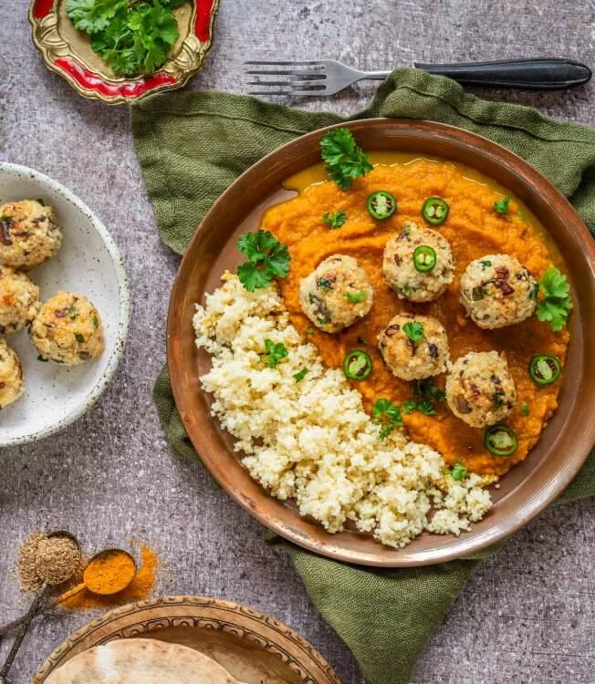 Almondegas de cogumelos com molho de cenoura