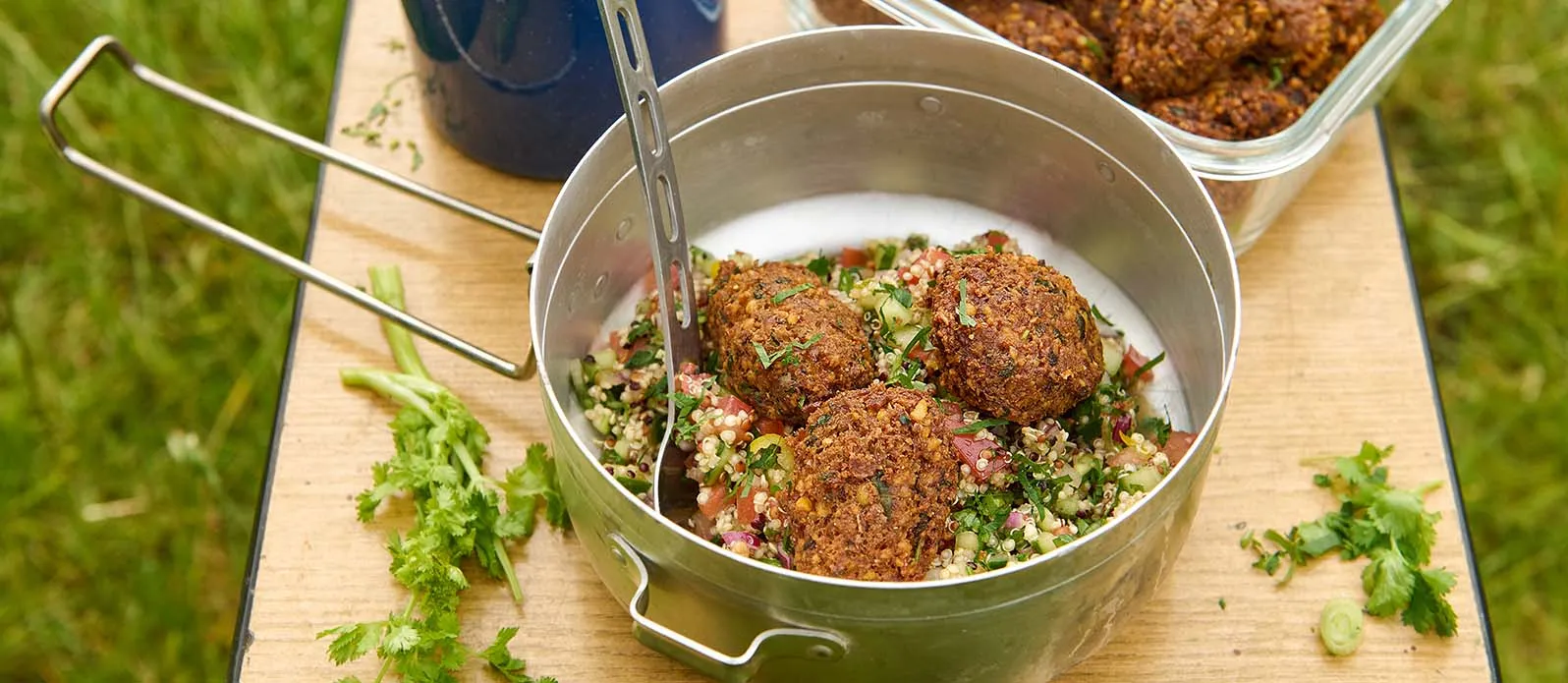 Quinoa à la tabbouleh com falafel e maionese de soja