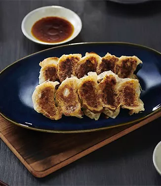 Gyozas assadas com 3 molhos