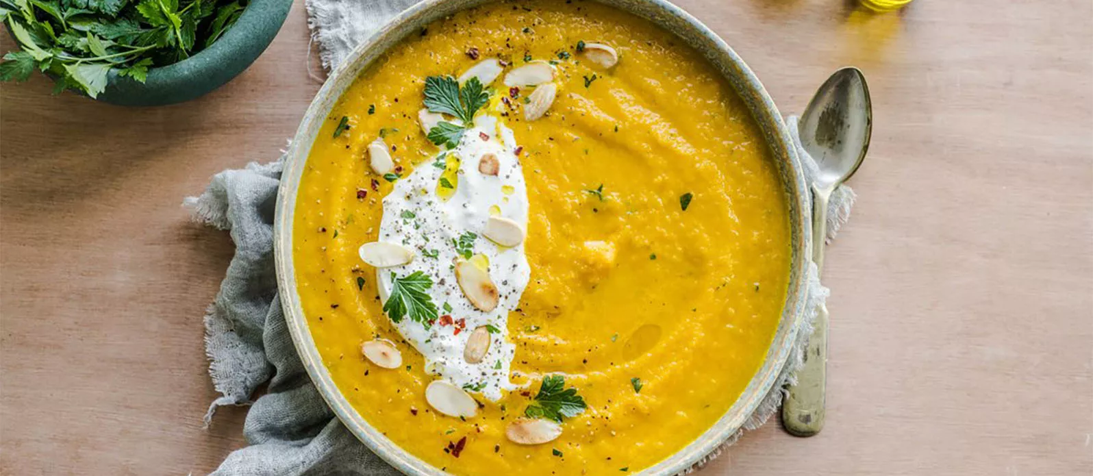 Sopa de cenoura fácil de preparar, com coentros, burrata e amêndoas