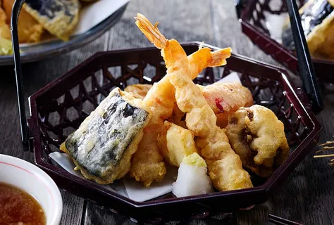 Tempura com marisco e legumes