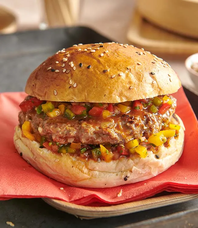 Pljeskavica com pico de gallo de pimentão num pão com manteiga