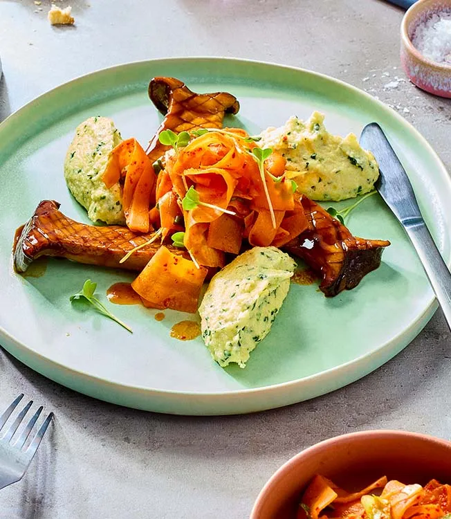 Cogumelos ostra estufados com kimchi de cenoura